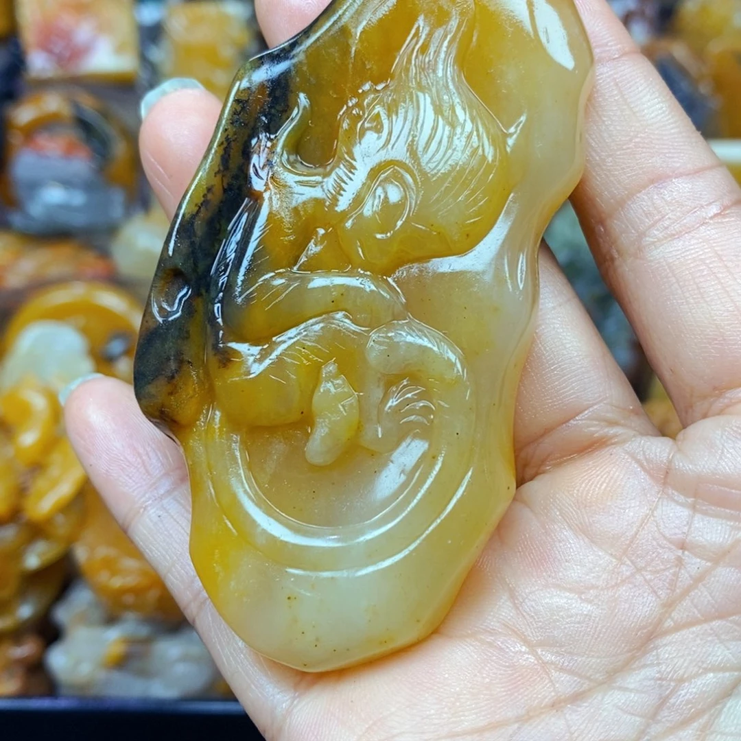 未镶嵌石英质玉（黄龙玉）颈饰