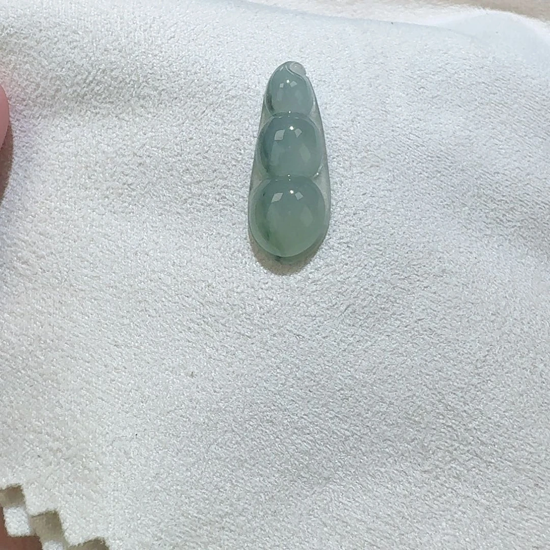 翡翠未镶嵌颈饰飘花豆子