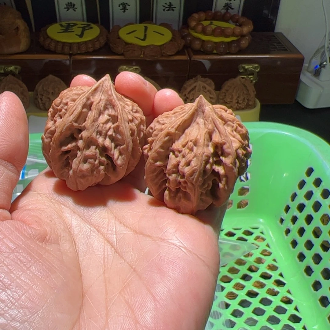 邪****把件文玩核桃三棱鸡心