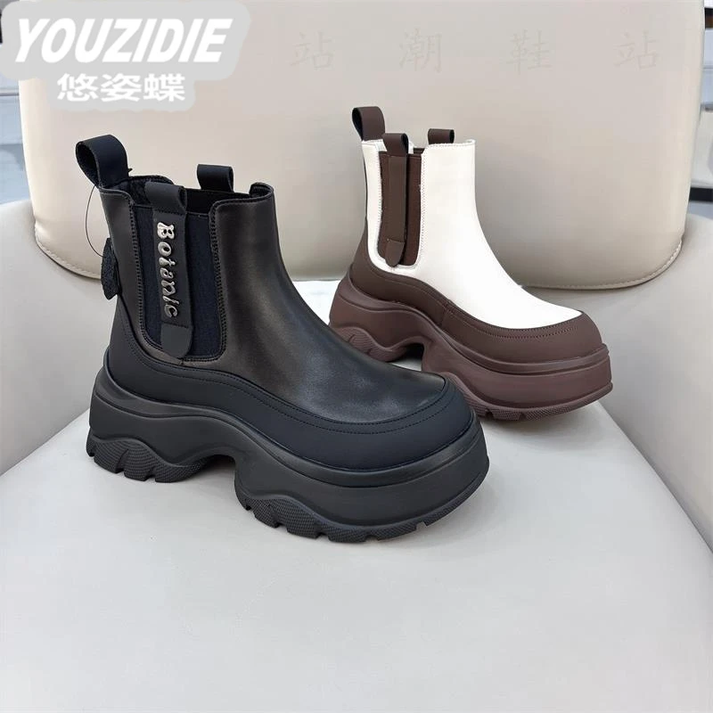 2025年冬季新款圆头厚底松糕底拼色套筒小短靴轻奢休闲切尔西靴女