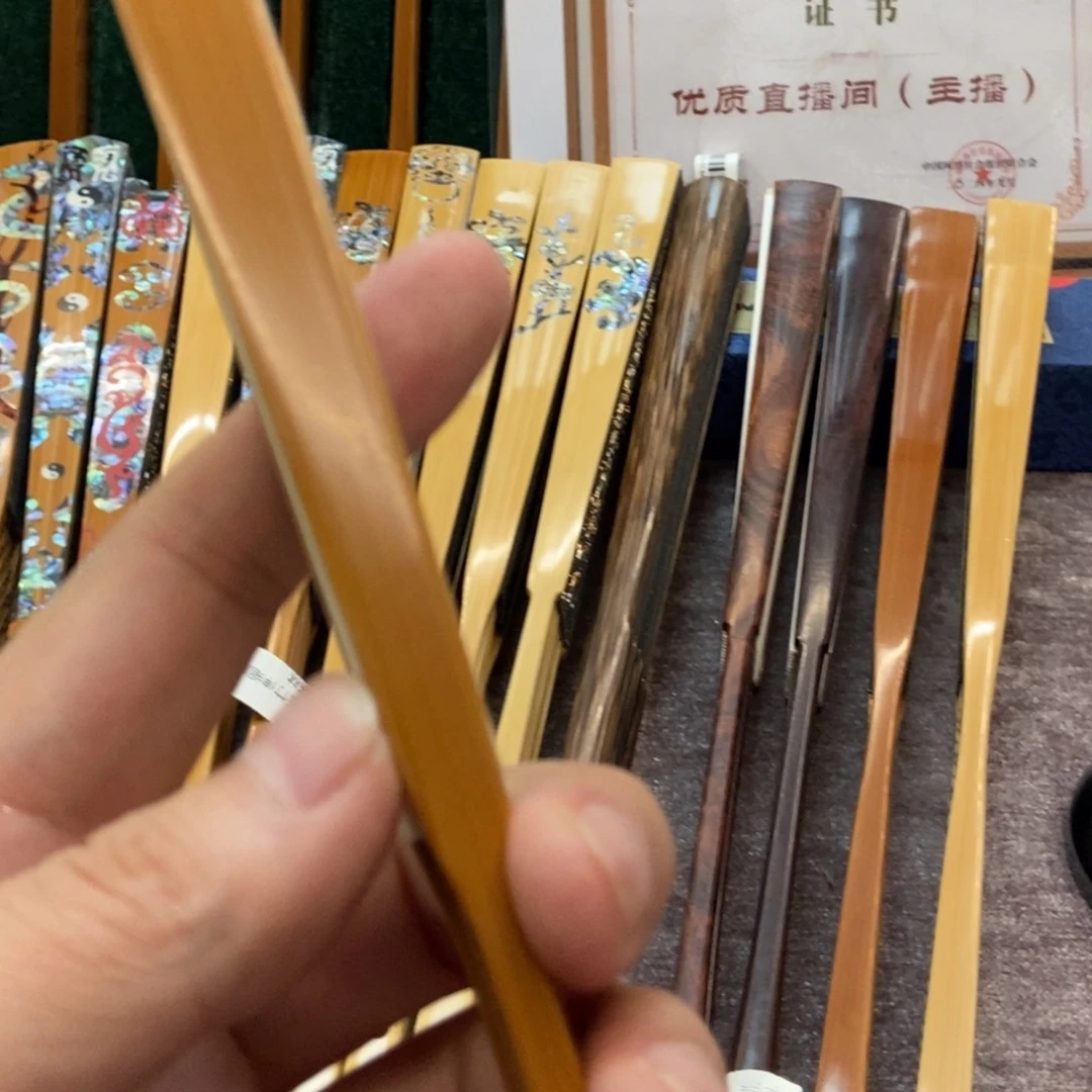 青***泉扇子手工制作工艺精湛