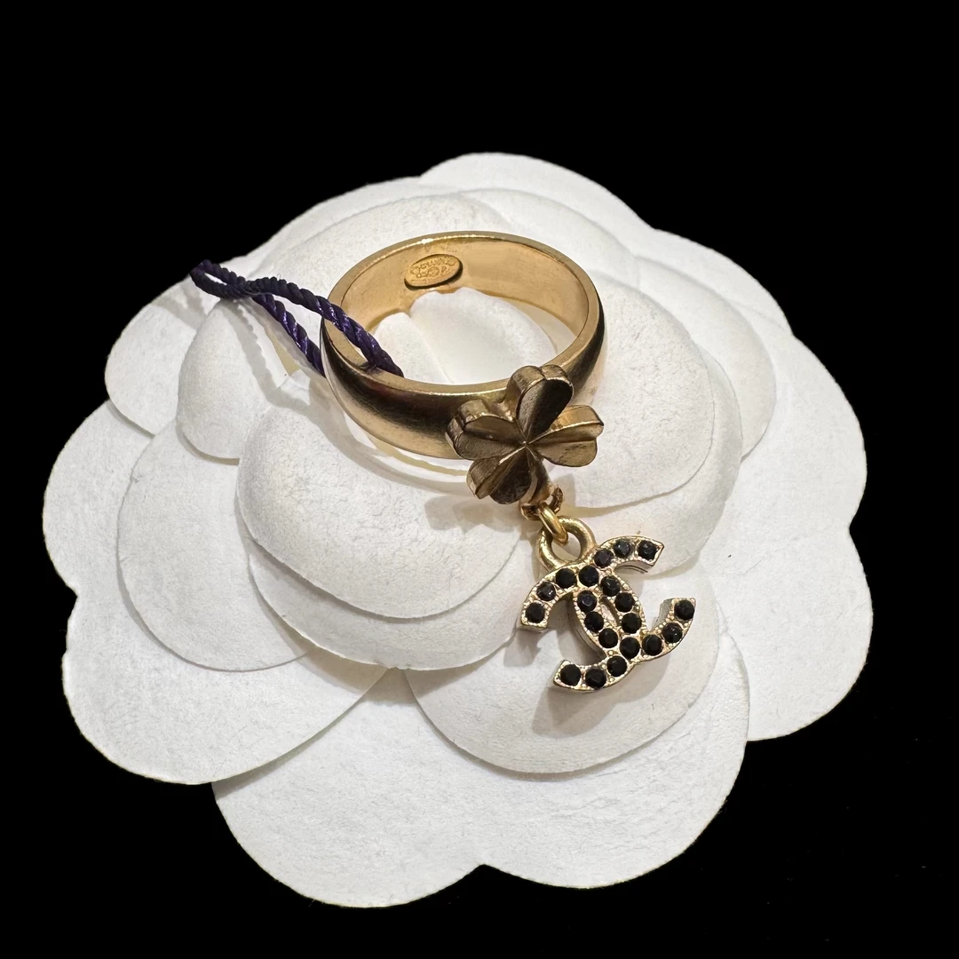 95新 Chanel/香奈儿 05p四叶草双c吊坠戒指 11032009