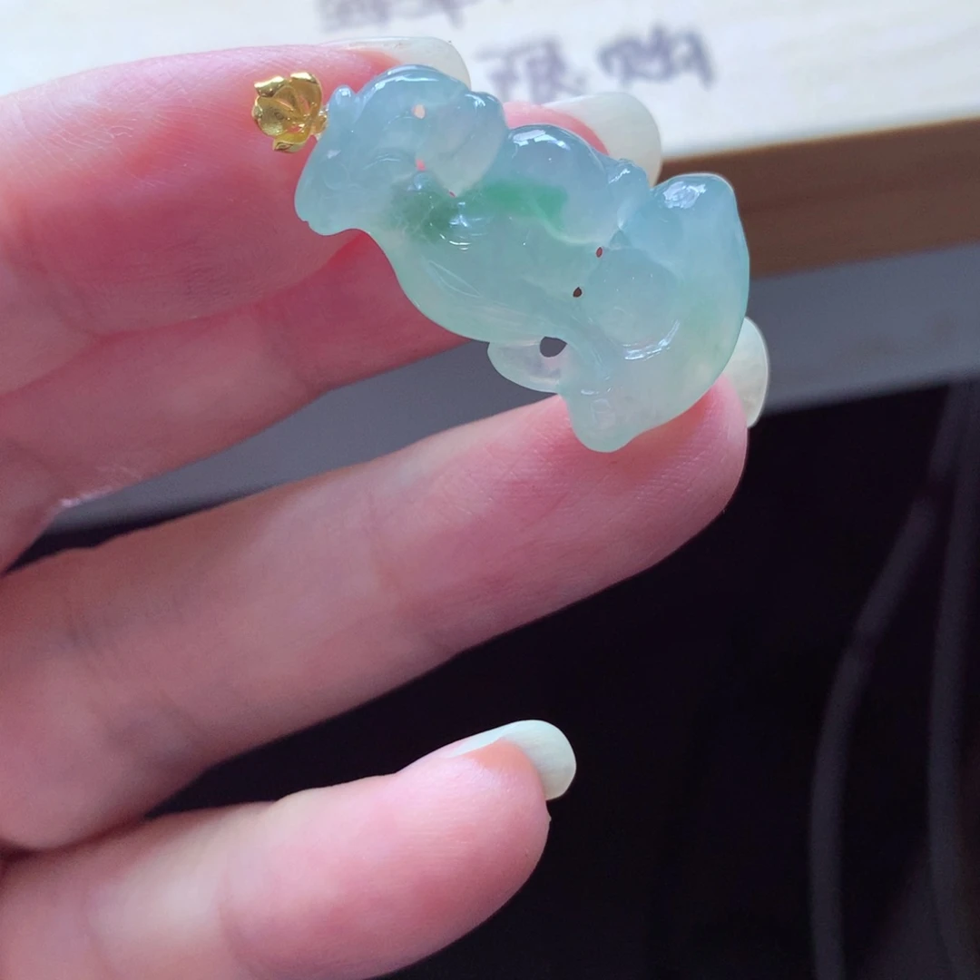 翡翠18K金镶嵌颈饰吊坠