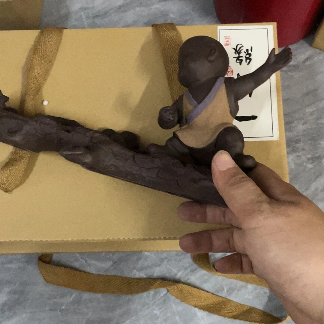 搪瓷杯子里还有很多东西