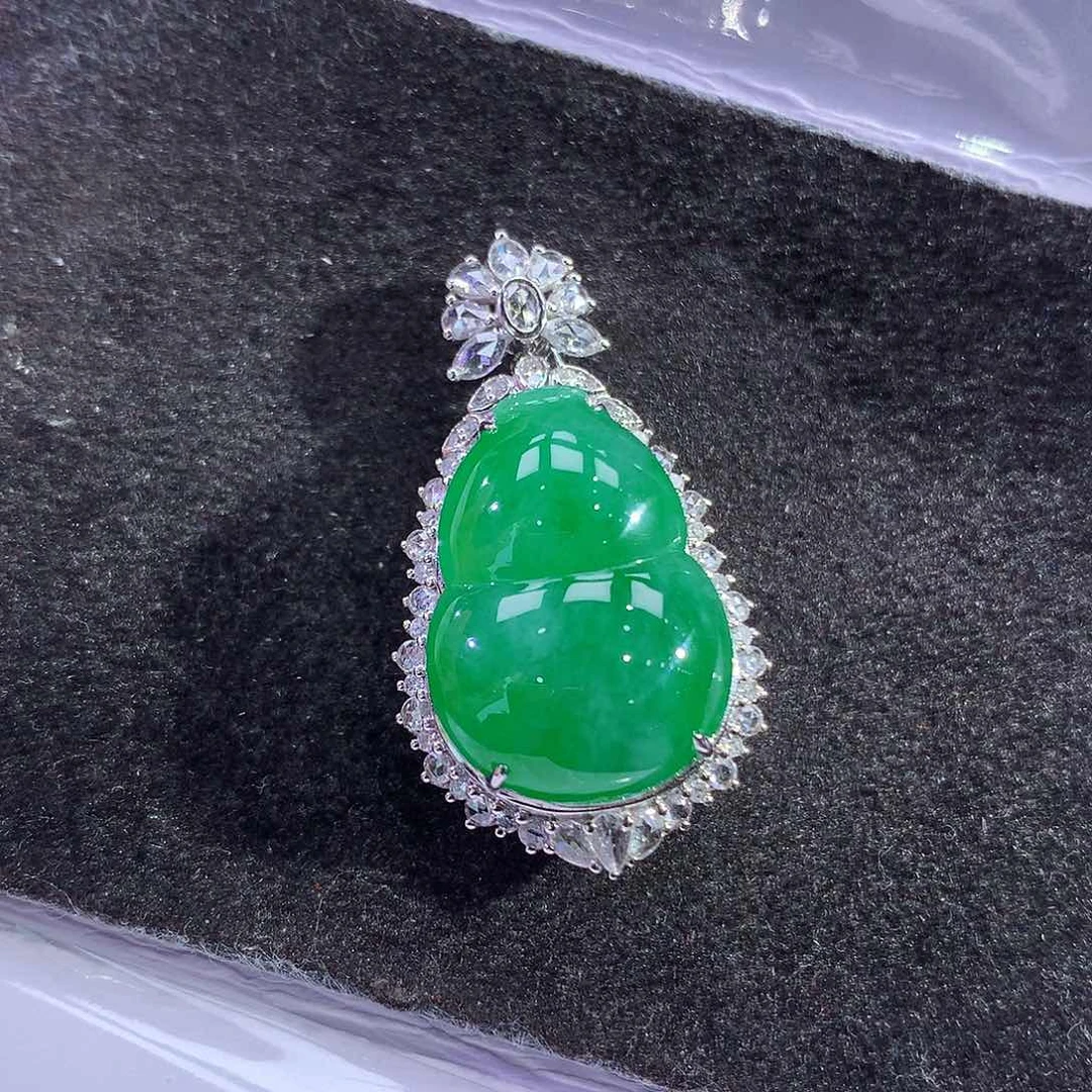 翡翠18K金镶嵌吊坠(赠链)