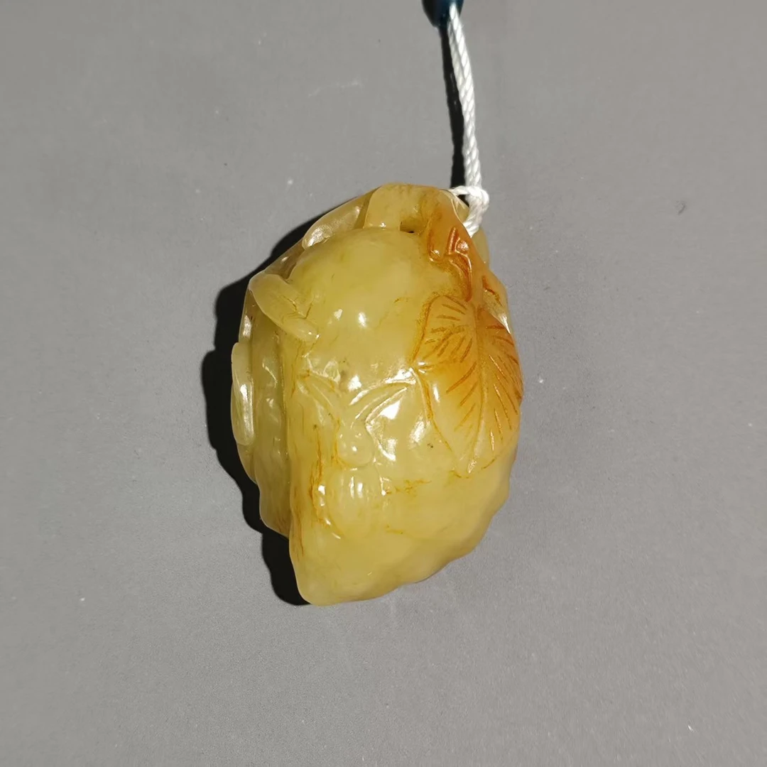 清代和田玉黄玉荔枝把件