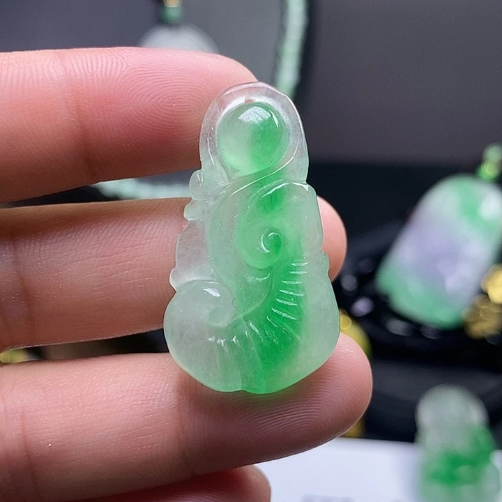翡翠未镶嵌吊坠(赠链)