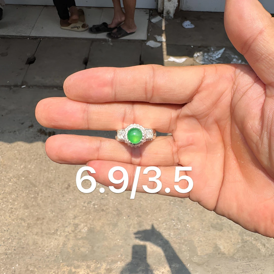 0608(小哪吒在源头)冰种翡翠正圆木那绿戒面干净肉细荧光足M25