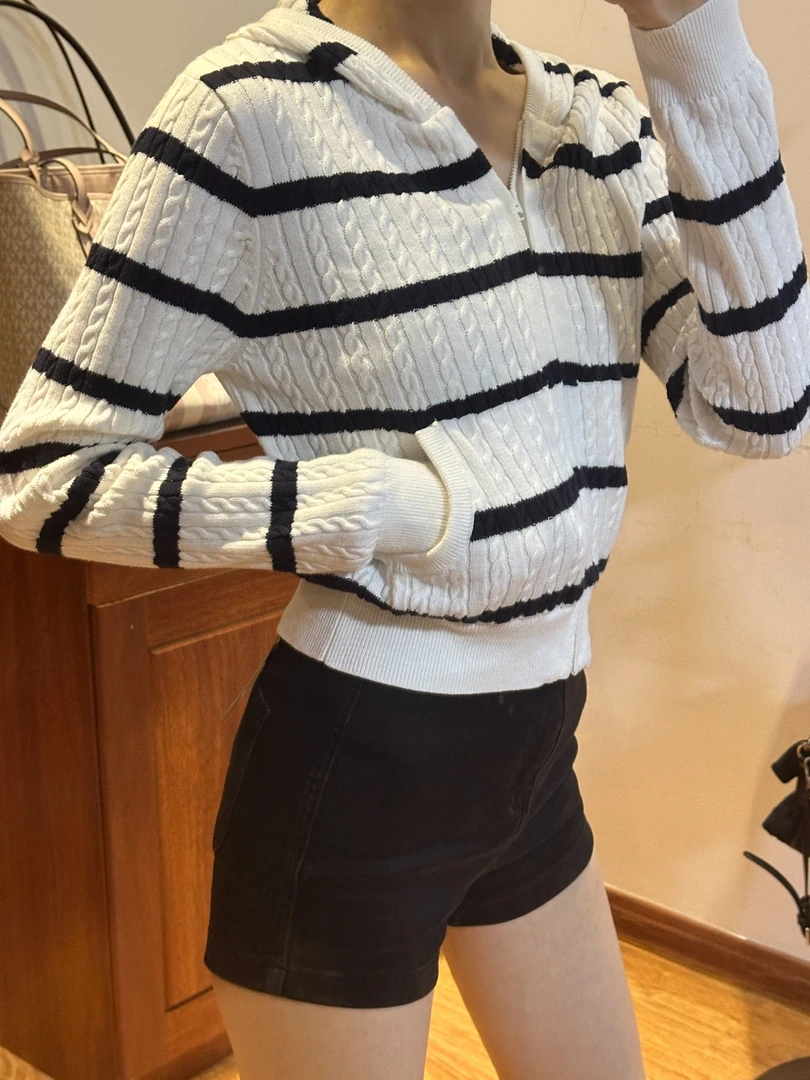 七小玖-复古连帽针织衫女秋季氛围感设计减龄显瘦条纹毛衣上衣