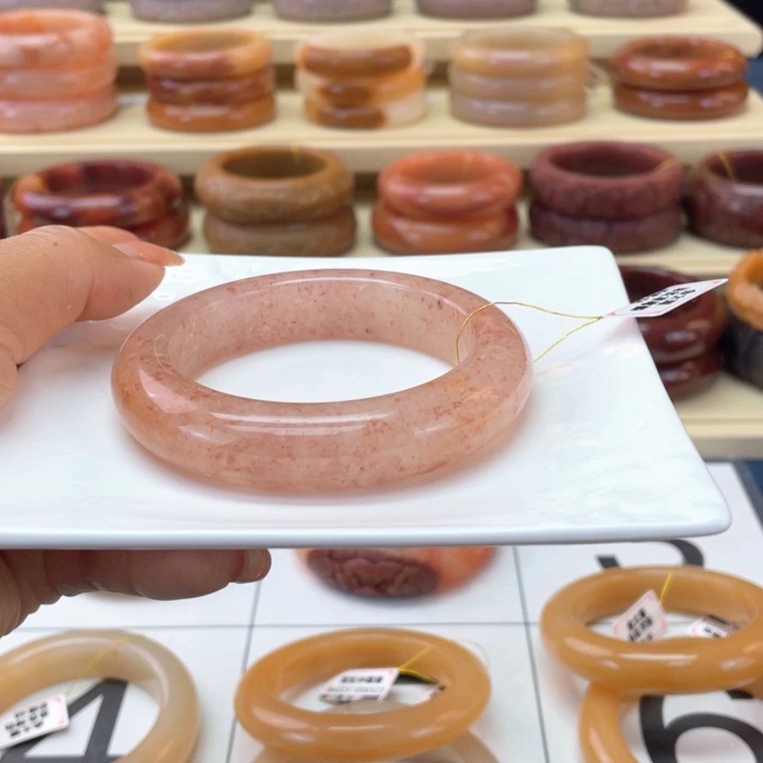 【闪购商品】石英质玉手镯未镶嵌绝**度