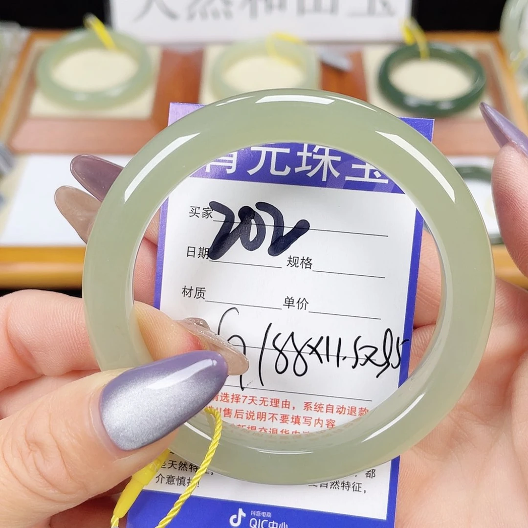 和田玉手镯未镶嵌