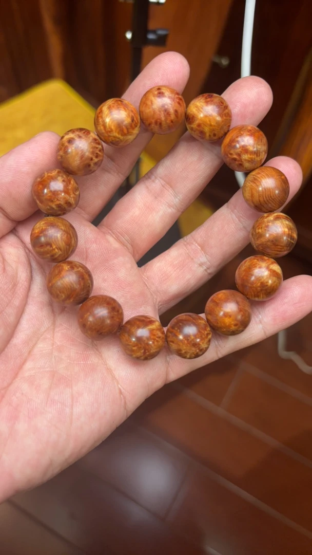 崖柏1.5玉化料，满瘤疤沉水单圈。