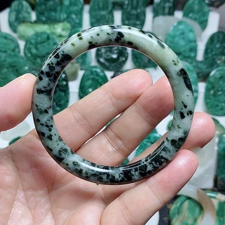 未镶嵌独山玉手镯