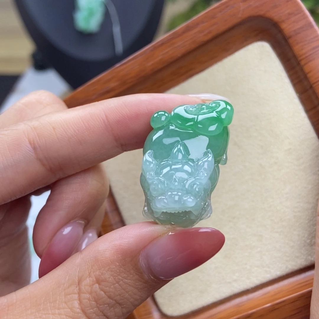 颈饰未镶嵌翡翠阳绿大肚如意貔貅