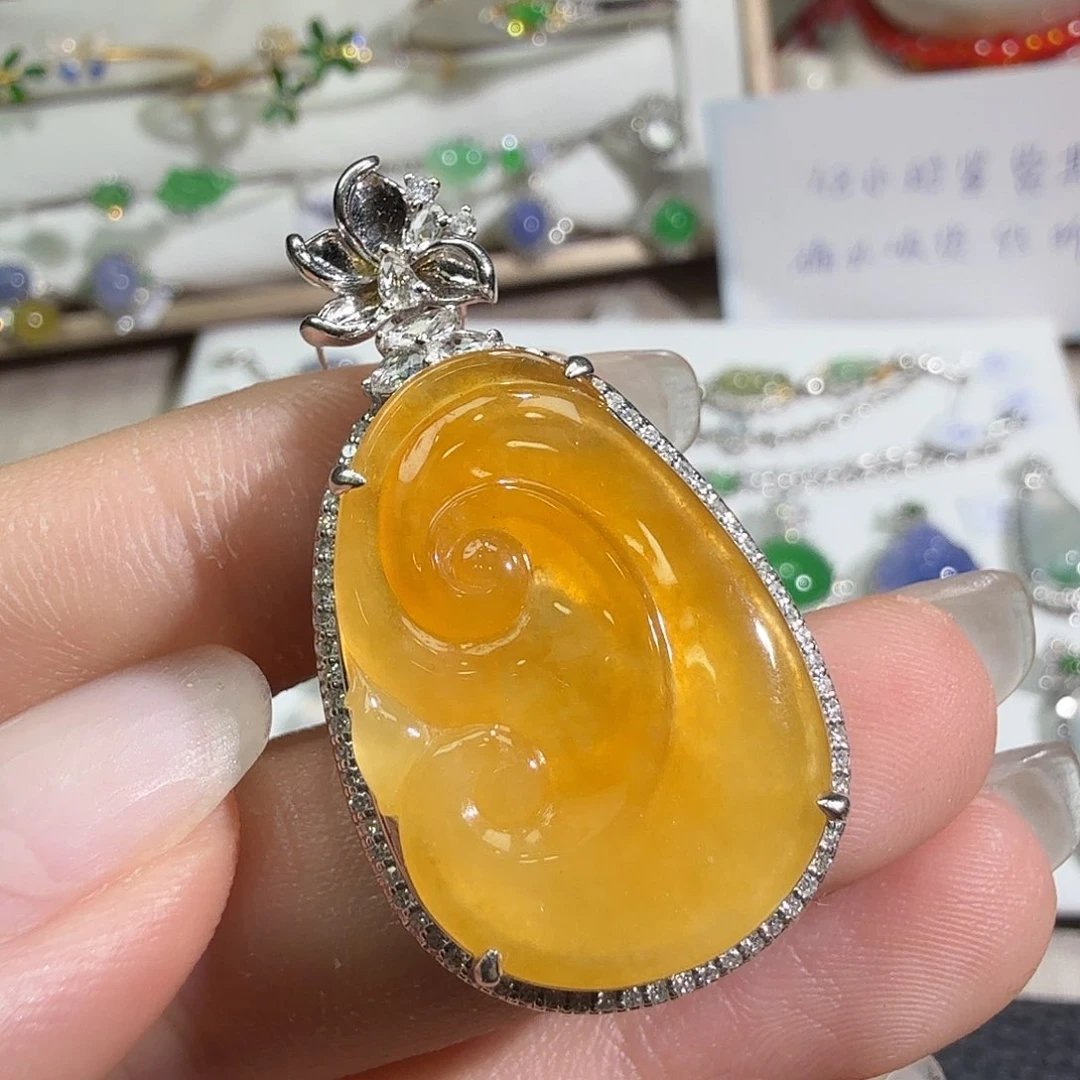 翡翠18K金镶嵌颈饰