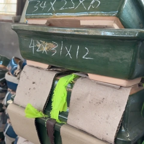 150-4。    微瑕。