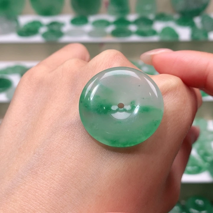 颈饰未镶嵌石英质玉