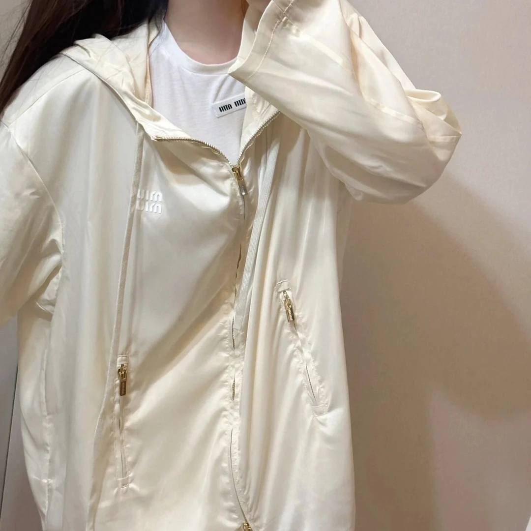 99新 MIU MIU/缪缪 新款奶白小logo夹克 36码