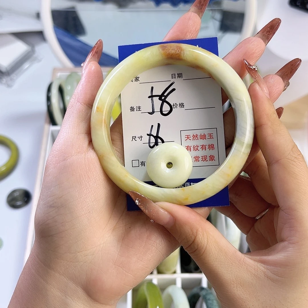 蛇纹石玉手镯未镶嵌?