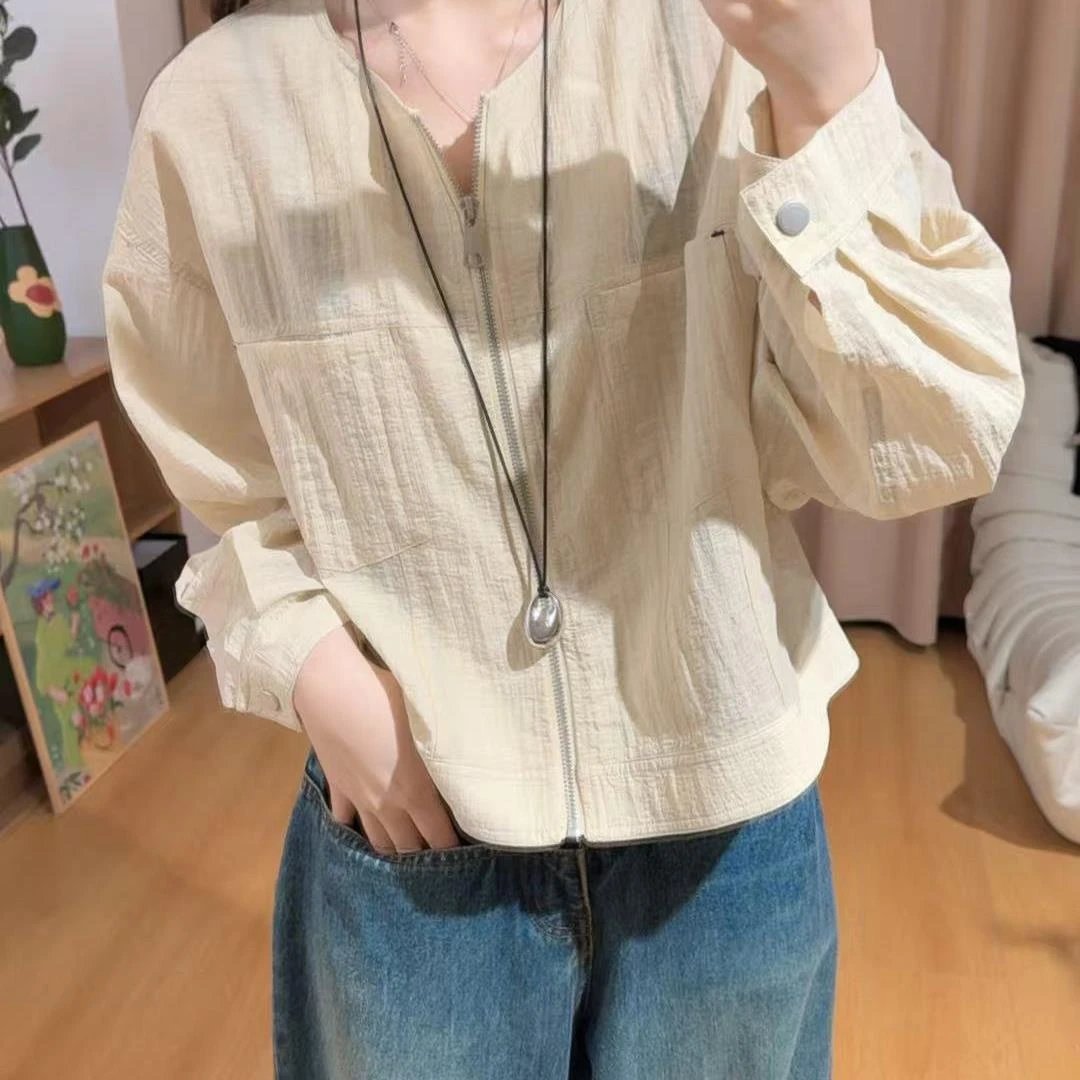 84860余小鱼【山茶梨香】浅黄色圆领直摆休闲长袖拉链短外套女装