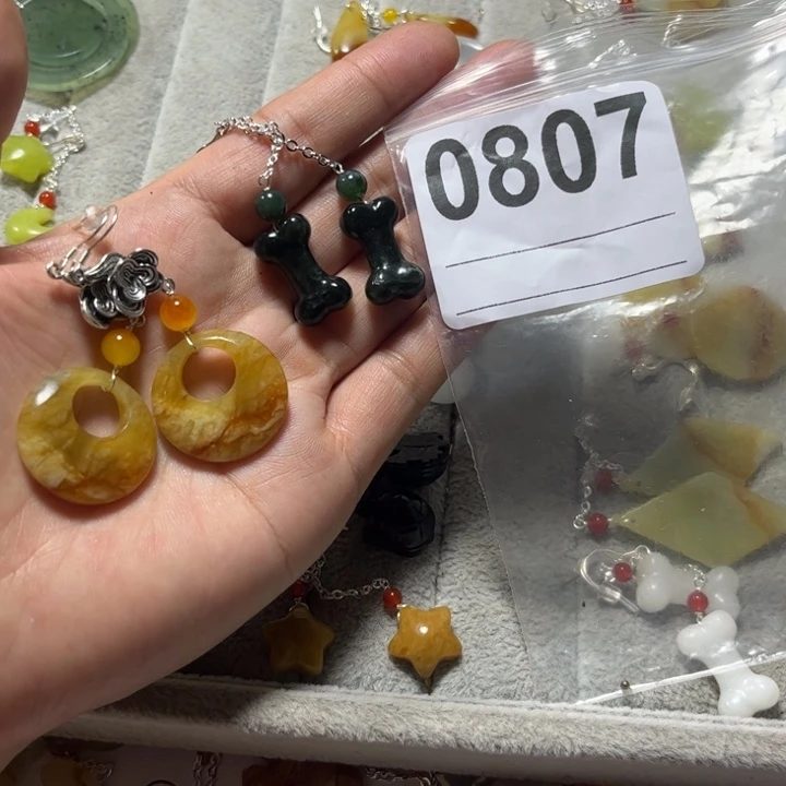 玮***蛇纹石玉合金吊坠