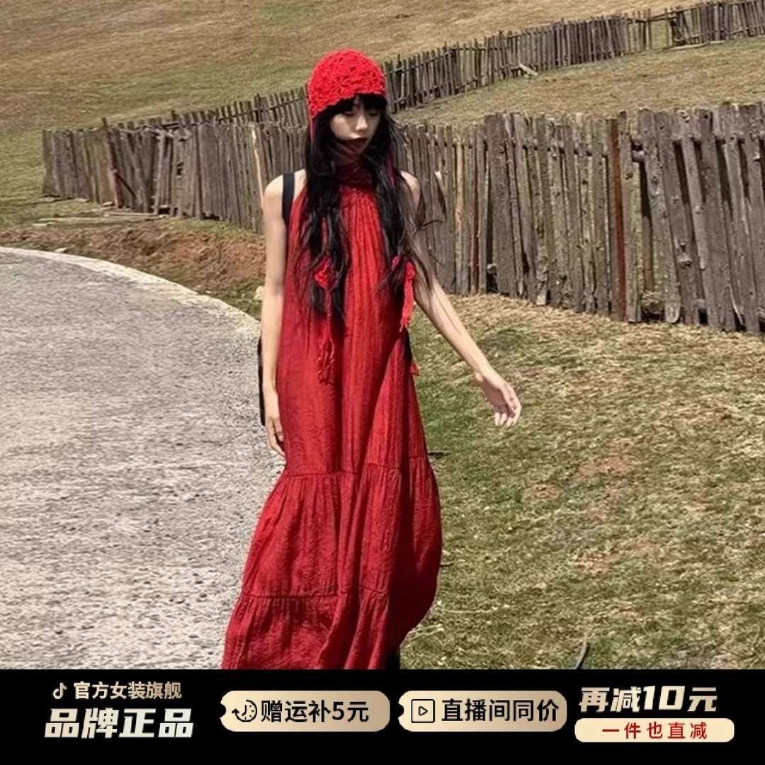 新疆川西沙漠旅游穿搭红色挂脖连衣裙女夏季度假风宽松无袖长裙子