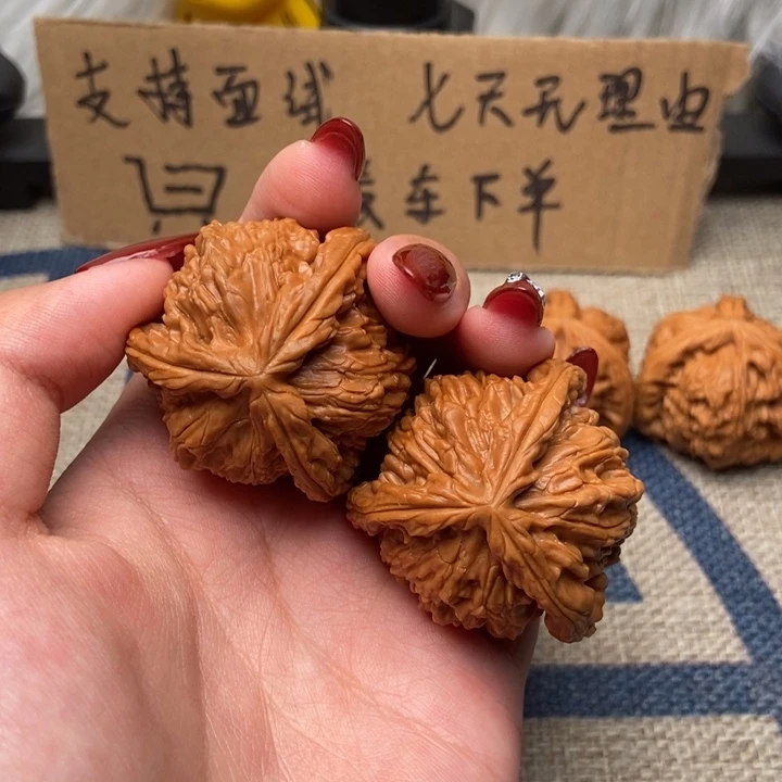 贪***梯文玩核桃吊坠白狮子正奔