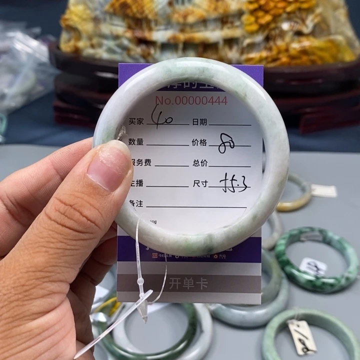 翡翠手镯未镶嵌翡翠