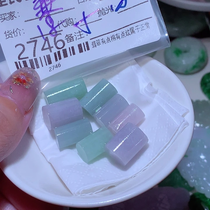 梨***剧翡翠未镶嵌颈饰是