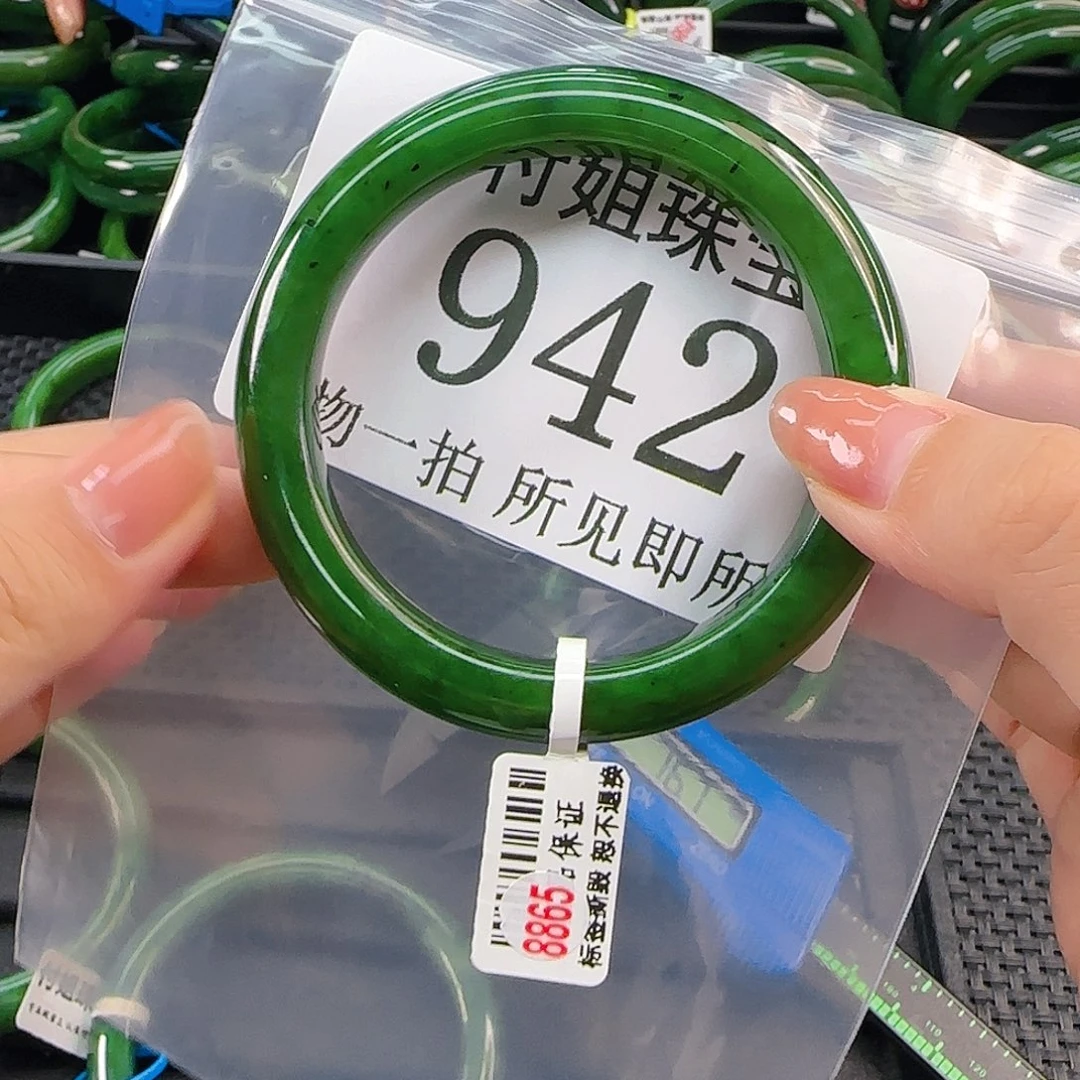 颈饰未镶嵌和田玉（碧玉）手镯57 942