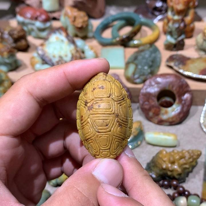 未镶嵌岫岩河磨玉（透闪石质玉）挂件