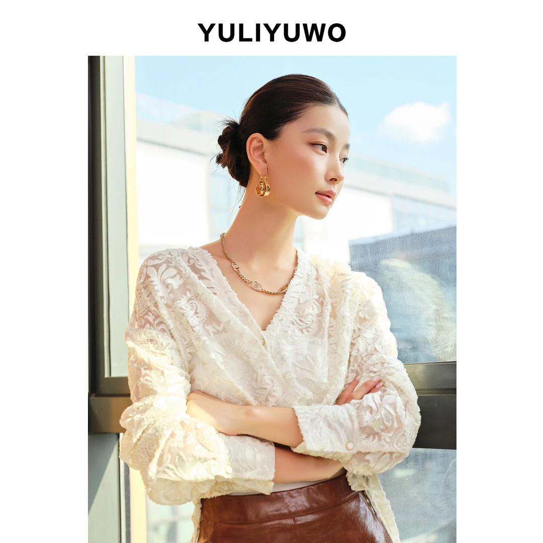 与里与我/法式V领镂花蕾丝收腰衬衫257618Y