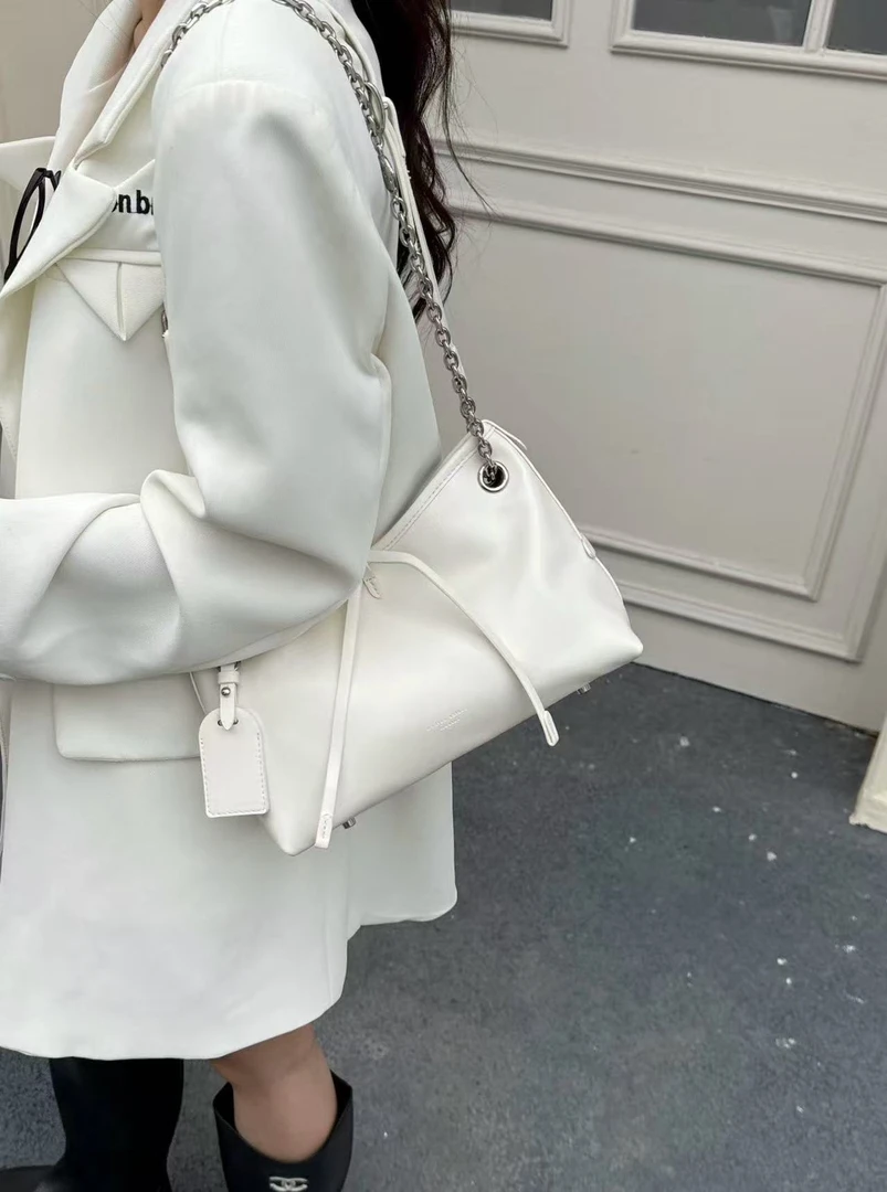13081 椰白色2025新款时尚轻奢单肩双肩包