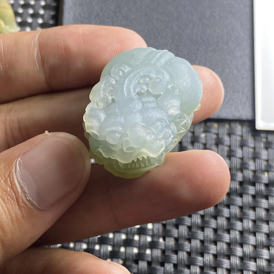 天然翡翠毛货冰胶蓝底飘花带黄精工雕刻肚里藏金貔貅