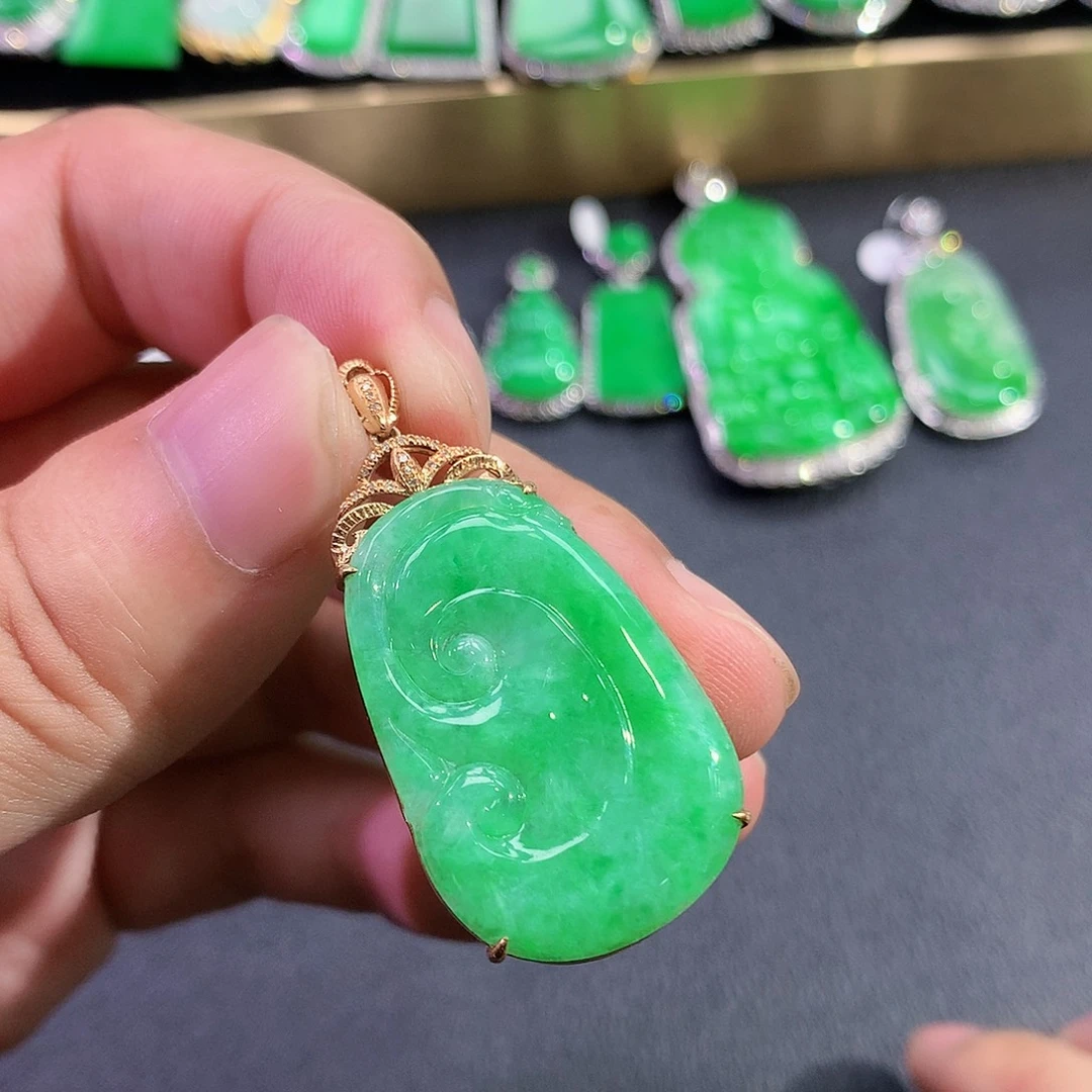 翡翠18K金镶嵌颈饰