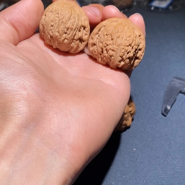 文玩核桃把件绣球