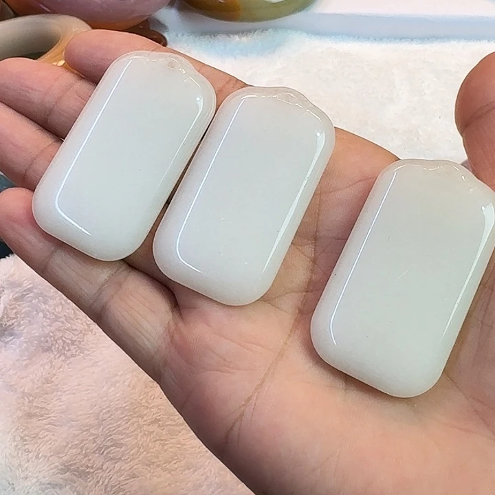 自***在石英岩玉未镶嵌手镯