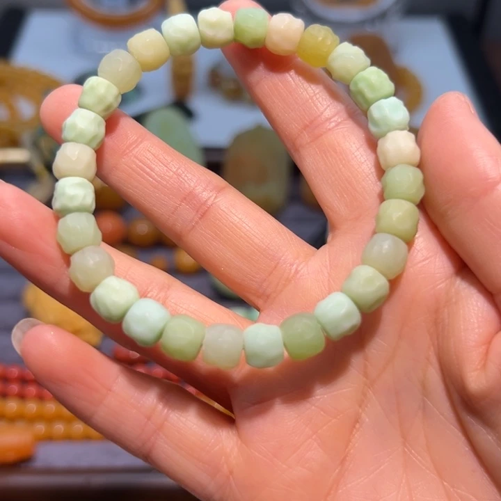 小***法石英质玉（缅黄）未镶嵌绿串 无相