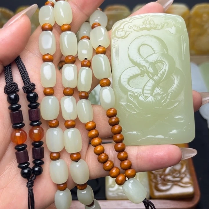 深***烟昆仑山料方解石玉蛇牌