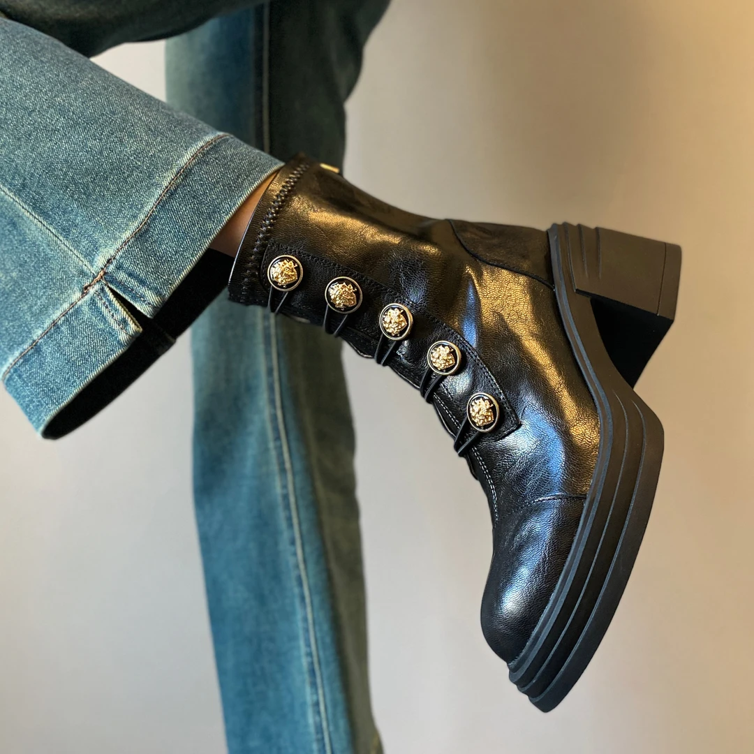 徽章小金扣马丁靴厚底圆头高跟短靴女后拉链软底静音瘦瘦靴靴子女