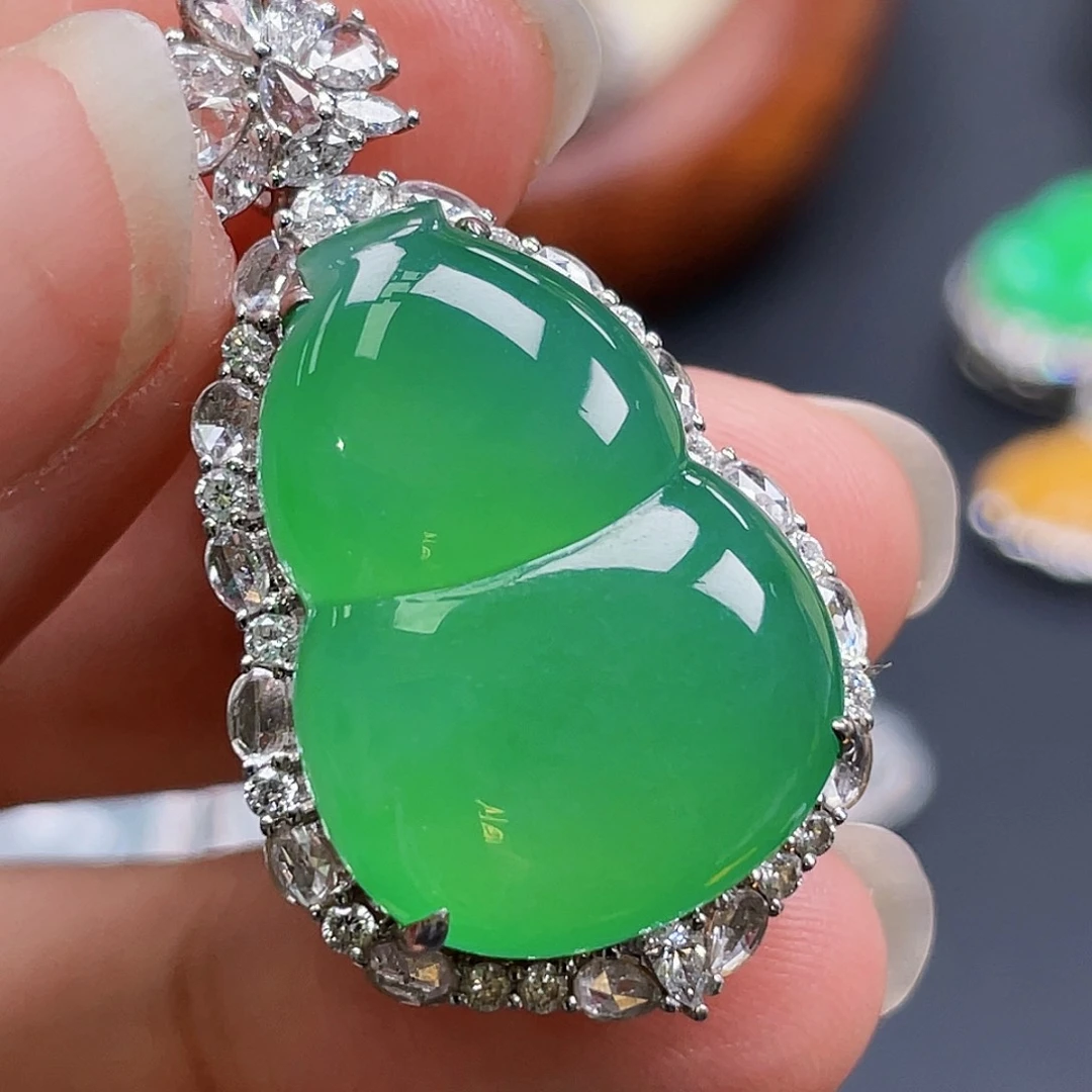 翡翠18K金镶嵌颈饰绿葫芦