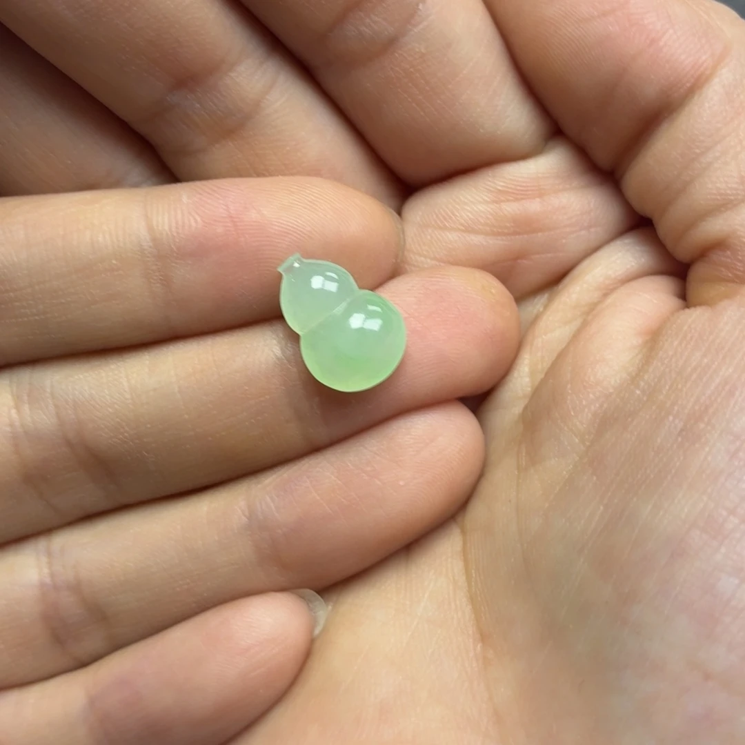 翡翠未镶嵌颈饰甜绿葫芦