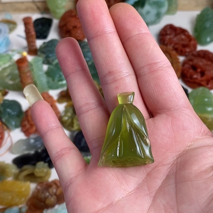 蛇纹石玉颈饰未镶嵌