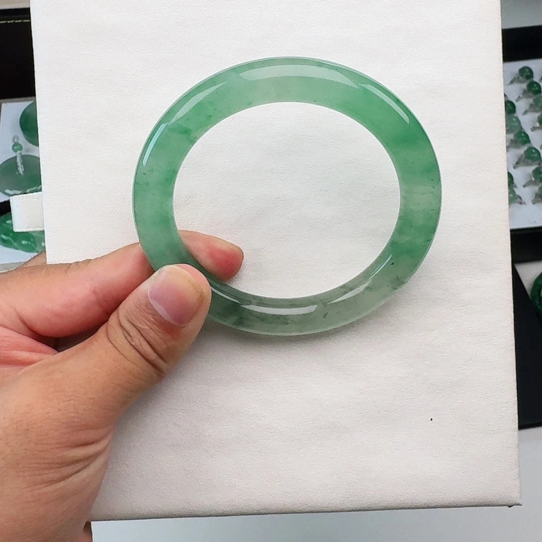 未镶嵌手镯60石英质玉（非洲翠）