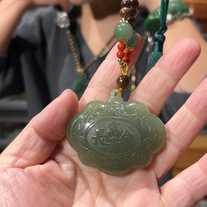 颈饰未镶嵌和田玉（糖玉）