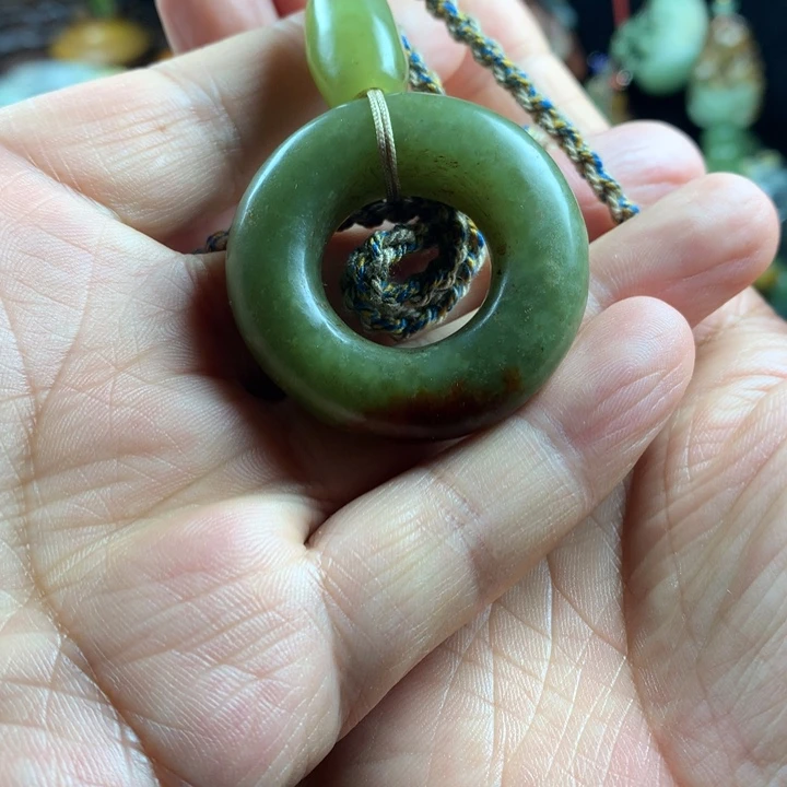 透闪石质玉吊坠未镶嵌自***的