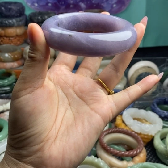 未镶嵌雕花手镯石英质玉