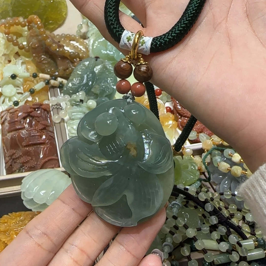 未镶嵌蛇纹石玉吊坠云*