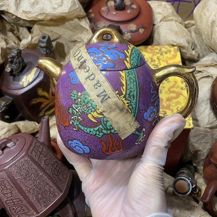 紫砂茶壶原矿泥料，手工制作的一把茶壶。