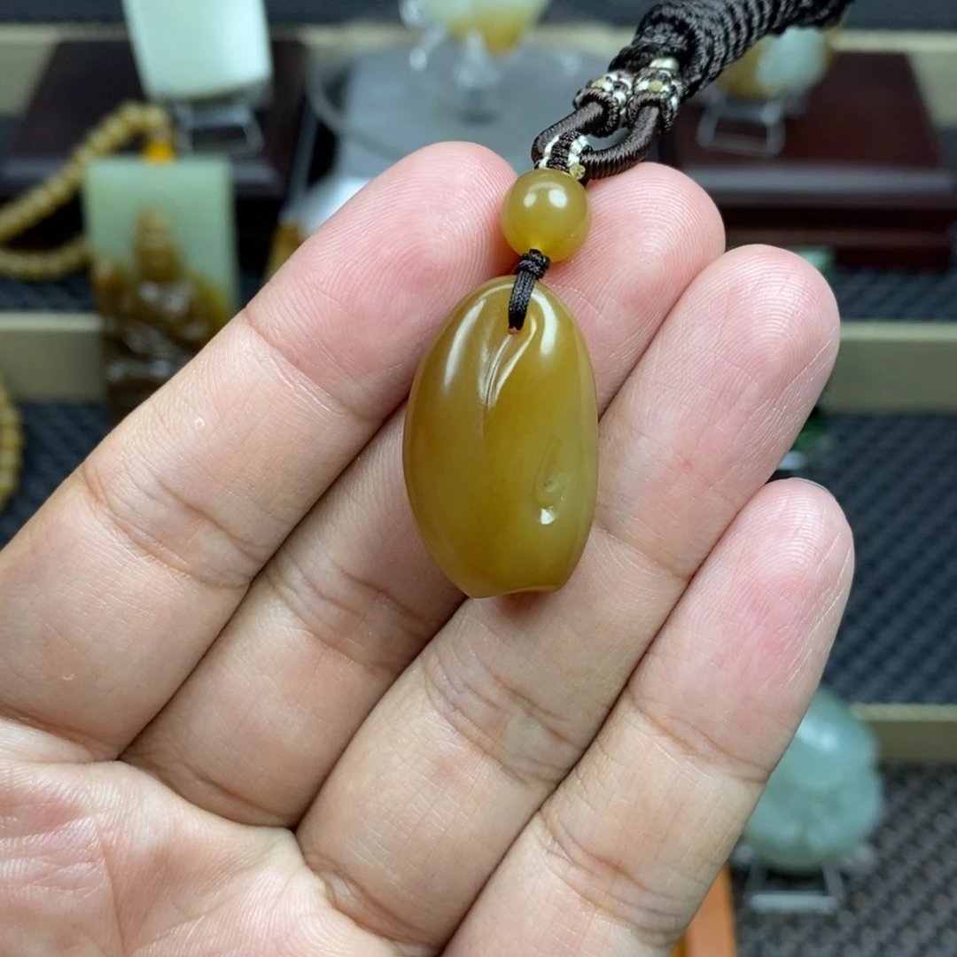 松***鼠和田玉未镶嵌颈饰
